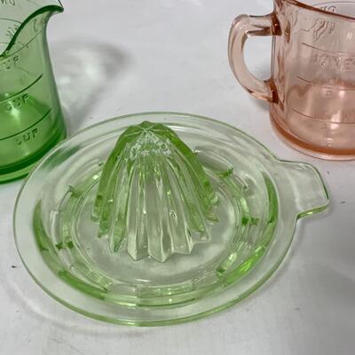 -151- VINTAGE | Pink Kelloggâ€™s Measuring Cup | Green Depression | Reamer