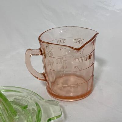 -151- VINTAGE | Pink Kelloggâ€™s Measuring Cup | Green Depression | Reamer
