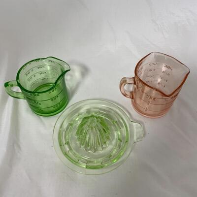 -151- VINTAGE | Pink Kelloggâ€™s Measuring Cup | Green Depression | Reamer