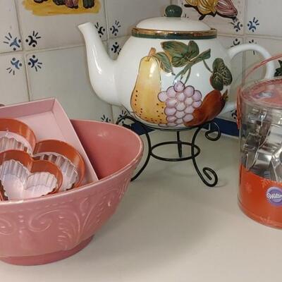 #68 Great Kitchen Lot! Pink Bowl & more!