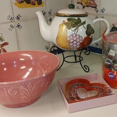 #68 Great Kitchen Lot! Pink Bowl & more!