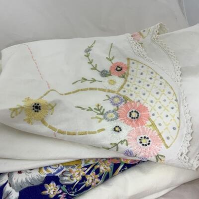 -160- VINTAGE | 10 Table Cloths | Printed | Embroidered | Linens