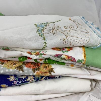 -160- VINTAGE | 10 Table Cloths | Printed | Embroidered | Linens