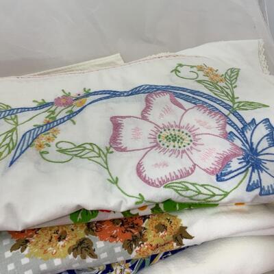 -160- VINTAGE | 10 Table Cloths | Printed | Embroidered | Linens