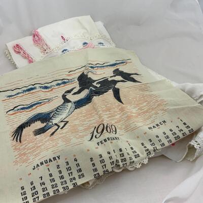 -161- VINTAGE | Linens | Runners | Dresser Scarves | Tea Towels