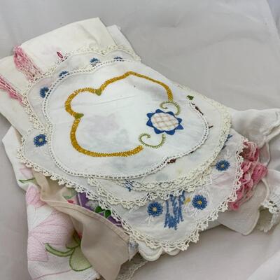 -161- VINTAGE | Linens | Runners | Dresser Scarves | Tea Towels