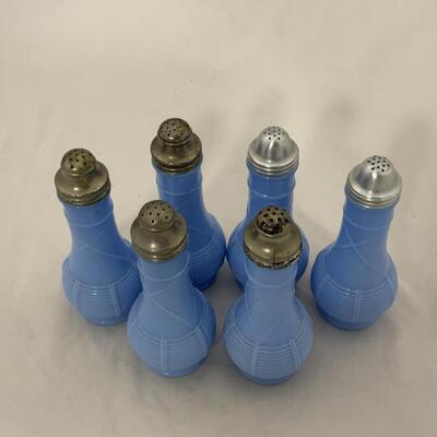 -196- VINTAGE | Six identical Salt and Pepper Shakers