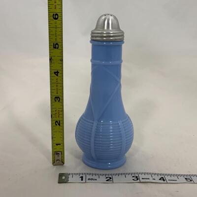 -196- VINTAGE | Six identical Salt and Pepper Shakers