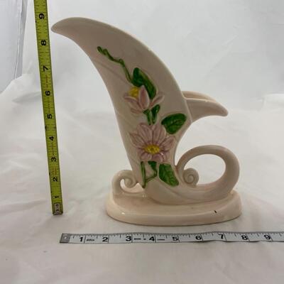 -210- VINTAGE | 1940s | HULL | Magnolia Cornucopia Vase