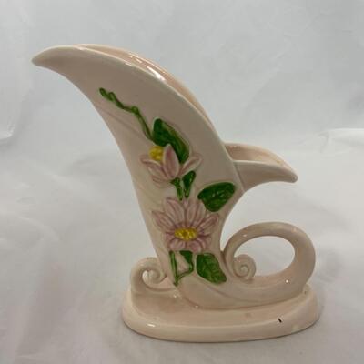 -210- VINTAGE | 1940s | HULL | Magnolia Cornucopia Vase