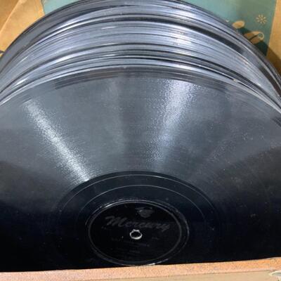 -220- VINTAGE | 30+ Records | 78 RPM | Carrying Case
