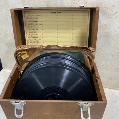 -220- VINTAGE | 30+ Records | 78 RPM | Carrying Case