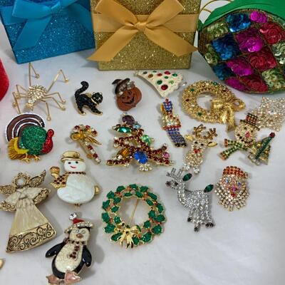 -230- ESTATE JEWELRY | Holiday Brooches | Halloween | Christmas 