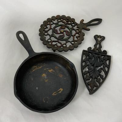 -235- VINTAGE | Cast Iron Trivets | No. 3 Skillet