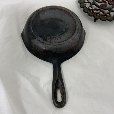 -235- VINTAGE | Cast Iron Trivets | No. 3 Skillet