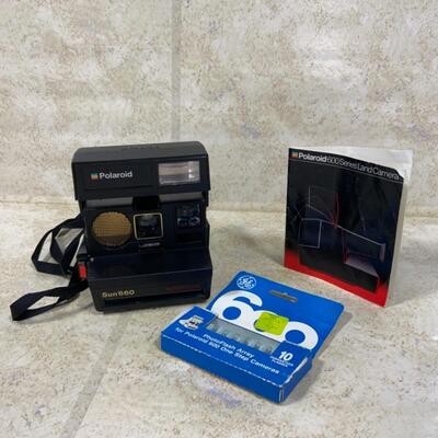 -258- VINTAGE | Polaroid Camera | Sun 660