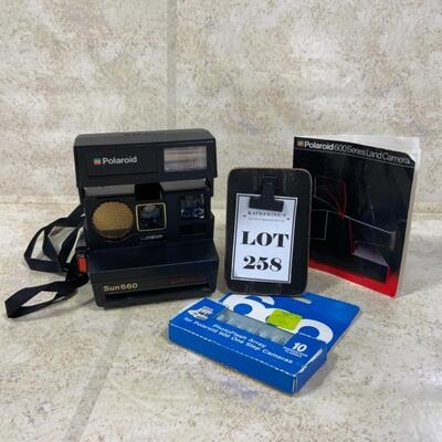 -258- VINTAGE | Polaroid Camera | Sun 660