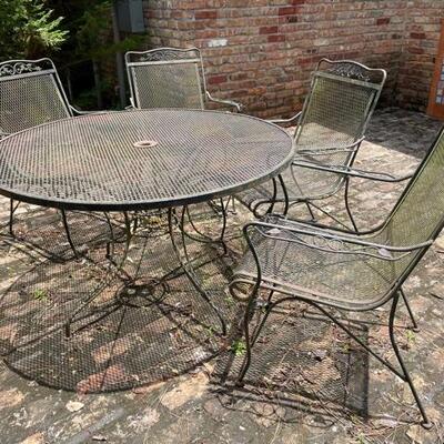 Round Metal Patio Table w/4 Chairs