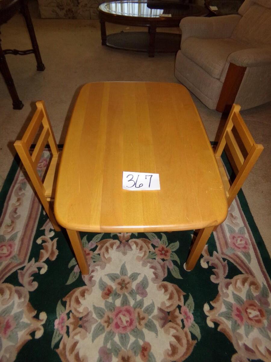 LOT 367 CHILD'S OAK TABLE W/ CHAIRS.