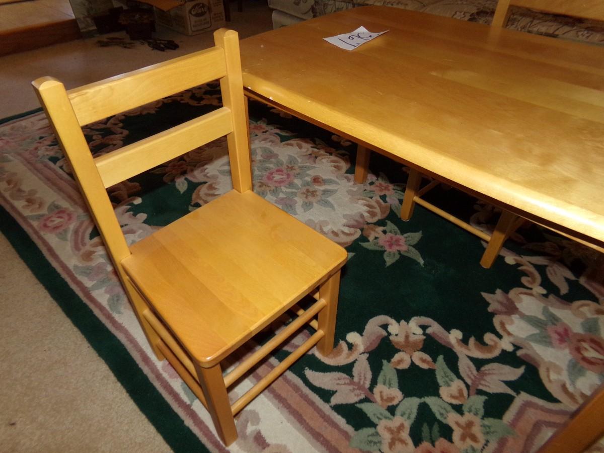 LOT 367 CHILD'S OAK TABLE W/ CHAIRS.