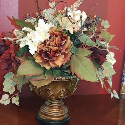 #123 Beautiful Floral Arrangement & Wreath