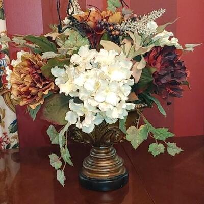 #123 Beautiful Floral Arrangement & Wreath