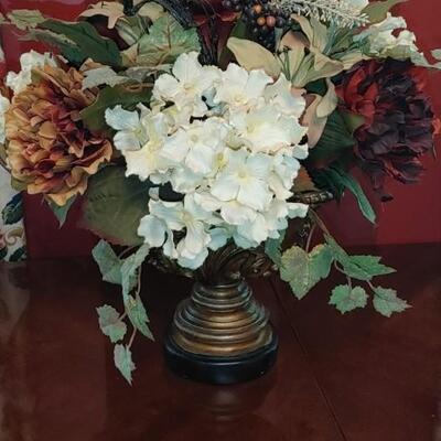 #123 Beautiful Floral Arrangement & Wreath