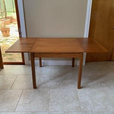 Drawleaf Table with 4 Craftsman-style chairs