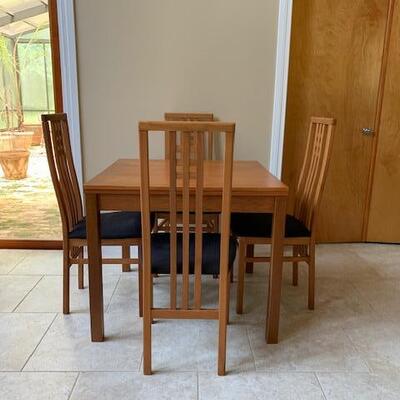 Drawleaf Table with 4 Craftsman-style chairs
