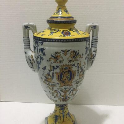 Grand porcelain lidded vase
