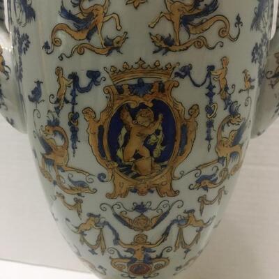 Grand porcelain lidded vase