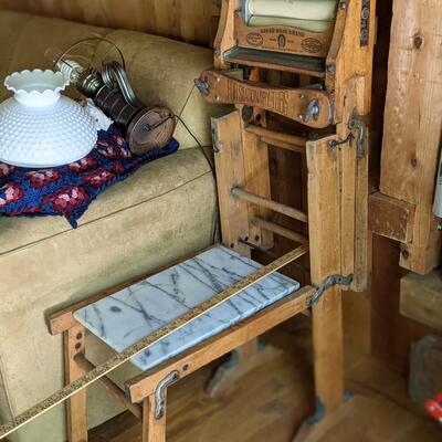 Vintage wash ringer lamp with nice marble top, you need this!