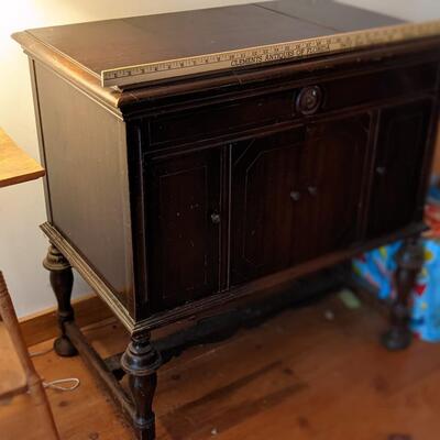 Victrola, excellent shape for its age, awesome cabinet