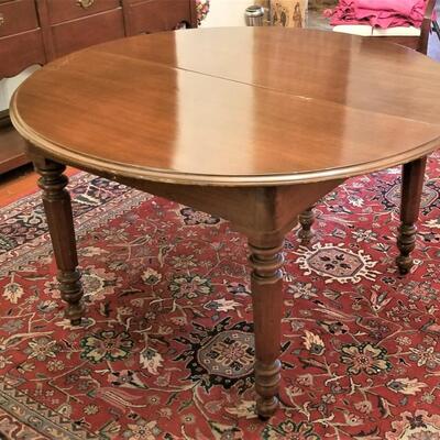 Lot #179  Dining Room Table w/8 Chairs - classic design