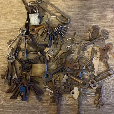 Large group of vintage keys 