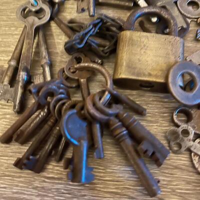 Large group of vintage keys 