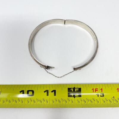 VINTAGE STERLING SILVER HINGED BANGLE