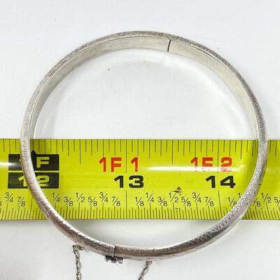 VINTAGE STERLING SILVER HINGED BANGLE