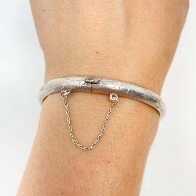VINTAGE STERLING SILVER HINGED BANGLE