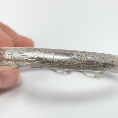 VINTAGE STERLING SILVER HINGED BANGLE