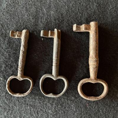 Item 15. Peruvian keys and lock, Iron, circa 17th-18th century.