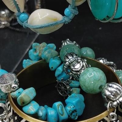 #162 Beautiful Large Lot of Costume Jewelry