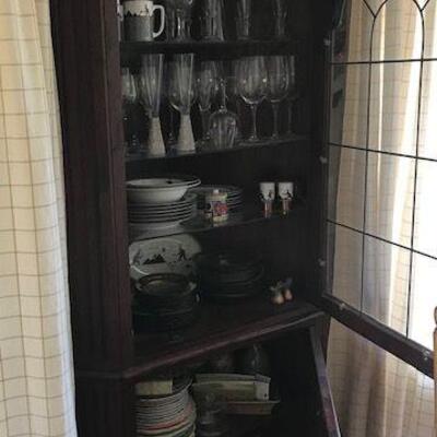 Broyhill Illuminated Corner Hutch. Local pick up only in Auburn, CA