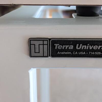 Engineering vibration free table