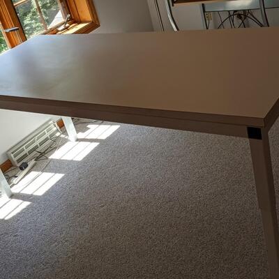 Engineering vibration free table