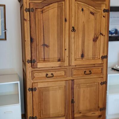 Nice Pine Entertainment Hutch