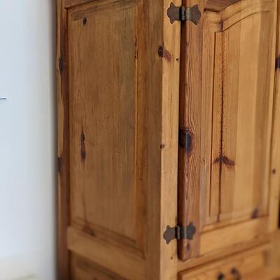 Nice Pine Entertainment Hutch