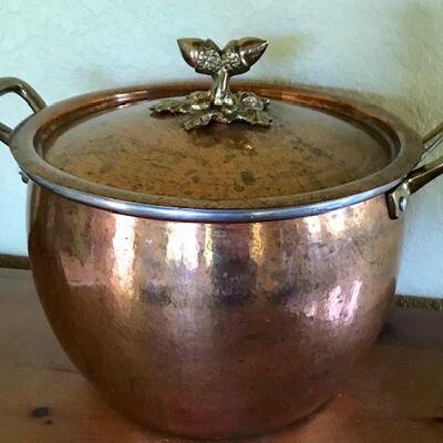 Decorative Copper Pot With Brass Acorns On Lid. Local pick up only in Auburn, CA.