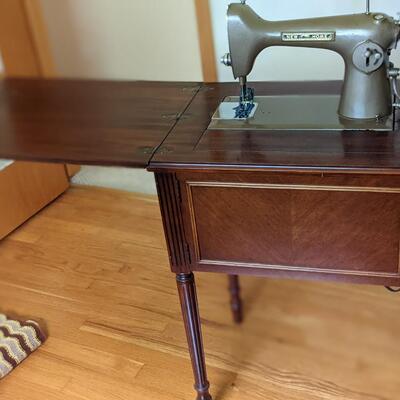 New Home Light Running Sewing Machine, the entire unit is in incredible shape