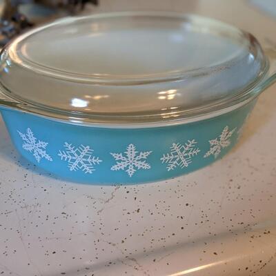Perfect shape Christmas Pyrex